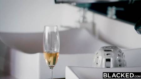 Стройная блондинка скачет на большом черном члене