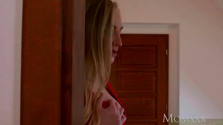 Обладательница пышных сисек выручила мастурбирующего парнишку