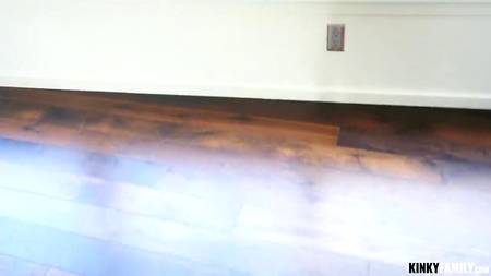 Классно трахнул дома девушку и кончил ей на животик