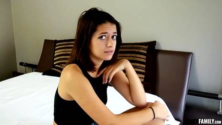 Классно трахнул дома девушку и кончил ей на животик