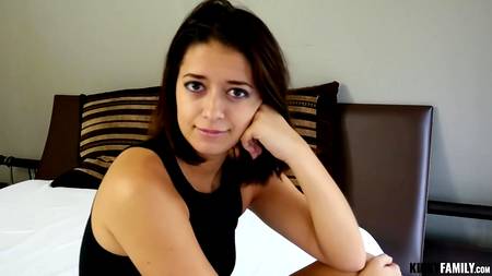 Классно трахнул дома девушку и кончил ей на животик