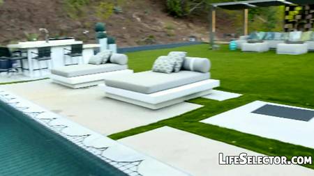 Три милашки исполняют все желания одного мужчины