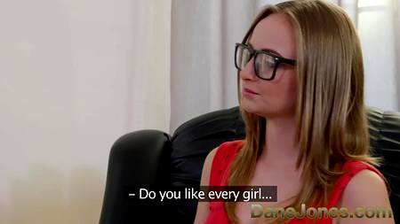 Ухоженная сучка не смогла устоять перед огромным членом