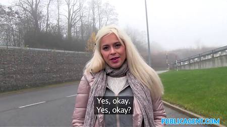 Сисястая телка зачетно ебется в автомобиле за деньги