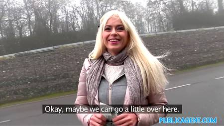 Сисястая телка зачетно ебется в автомобиле за деньги