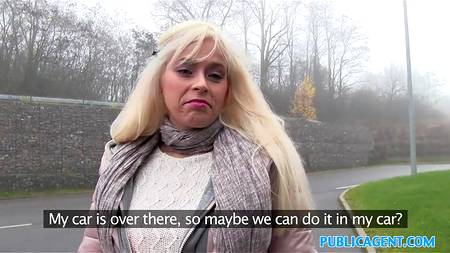 Сисястая телка зачетно ебется в автомобиле за деньги