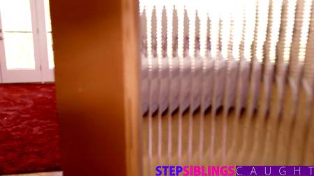 Парень предоставил член мастурбирующей подруге