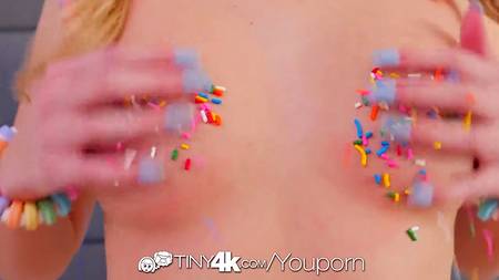 Отымел молоденькую поебуху и напоил спермой