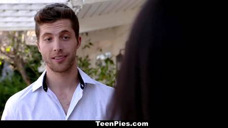 Парень долбит членом в волосатую щель горячей брюнетке