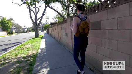 Хардкорный перепихон на диване с послушной молодой телкой