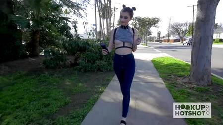 Хардкорный перепихон на диване с послушной молодой телкой