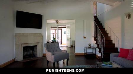 Мужчина грубо вошел в волосатую пилотку брюнетки