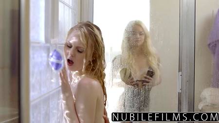 Симпатичный парнишка трахает в душе двух молодых подружек