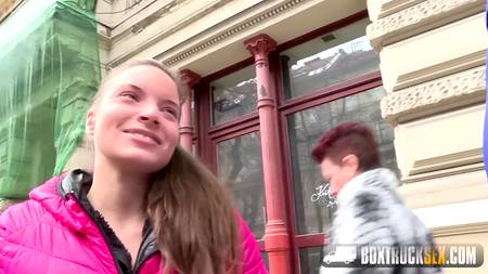 Начинающая порно модель проходит кастинг в публичном месте