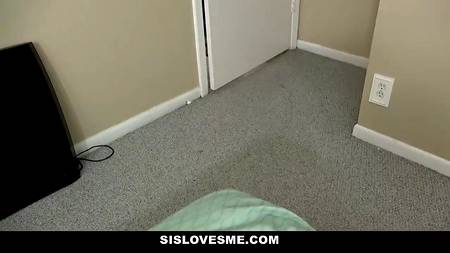 Удовлетворенная блонда получила смачный камшот на язычок