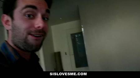 Двое друзей пустили по кругу блондинку