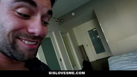 Двое друзей пустили по кругу блондинку