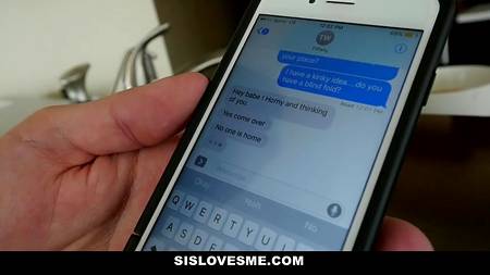 Двое друзей пустили по кругу блондинку