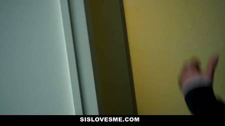 Двое друзей пустили по кругу блондинку