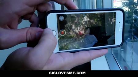 Двое друзей пустили по кругу блондинку