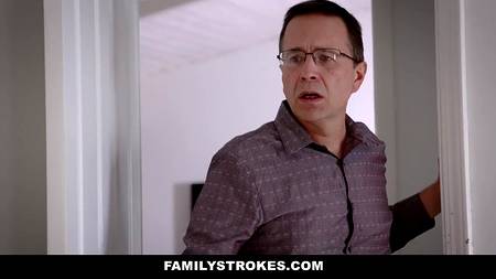 Парнишка усердно ебет жёнушку своего отца