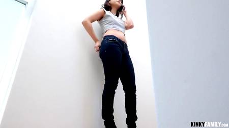 Девушка с волосатой пиздой оргазмирует на хую ухажера