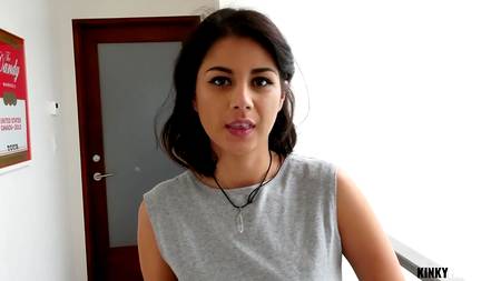 Девушка с волосатой пиздой оргазмирует на хую ухажера