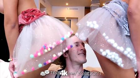 Две подруги устроили на дне рождение парня жаркую групповуху