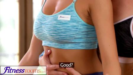 Занятие по финтнесу переросло в жаркий лесбийский секс