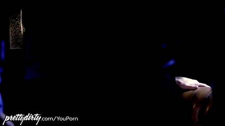 Молодые девки послушно дают двум мужикам в незабываемой оргии