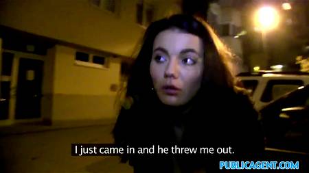 Симпатичная девчонка отдалась пикаперу посреди улицы