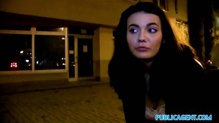 Симпатичная девчонка отдалась пикаперу посреди улицы