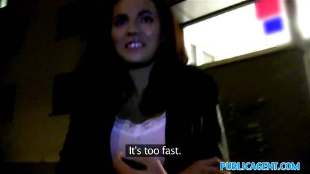 Симпатичная девчонка отдалась пикаперу посреди улицы