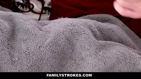 Красивая девчонка ебется с парнем возле спящего дедушки