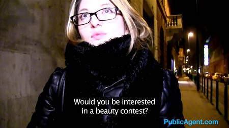 Агент запикапил на улице начинающею порно актрису