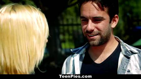 Нежная блондинка трахается с симпатичным парнем в ванной