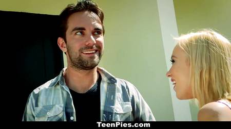 Нежная блондинка трахается с симпатичным парнем в ванной