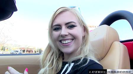 Блондинка осчастливила мужчину желанной задницей