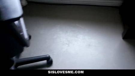 Присунул между булок сексапильной девчонке с татуировкой