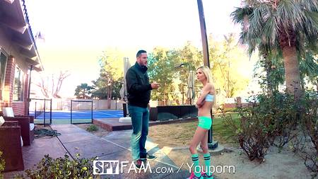 Секс тренировка в тренажерном зале с двумя лесбиянками