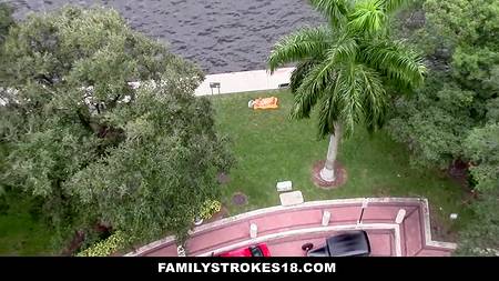 Горячая нарезка отдающихся во все дыры молодых сучек