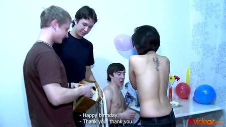 Трое парней ебут именинницу во все дырки