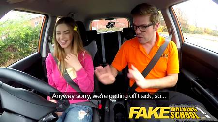 Молоденькая девушка с наслаждением провела время в автошколе