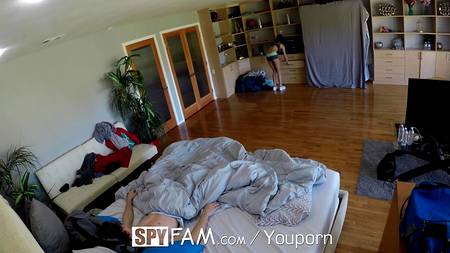 Брюнетка оценивает утренний стояк парня