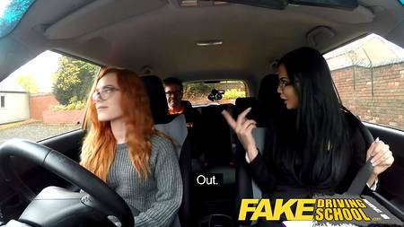 Две сучки отдалась в салоне автомобиля