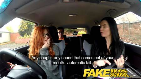 Две сучки отдалась в салоне автомобиля