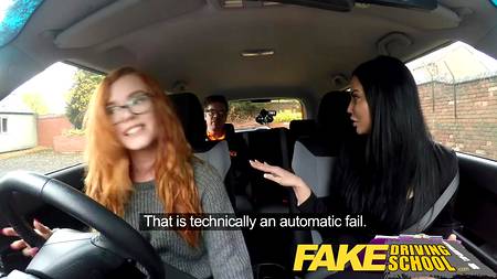 Две сучки отдалась в салоне автомобиля