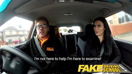 Две сучки отдалась в салоне автомобиля