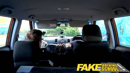 Инструктор по вождению наградил ученицу добротной порцией спермы