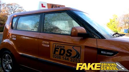 Инструктор по вождению наградил ученицу добротной порцией спермы